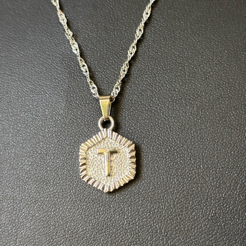 Elegant Silver “T” Pendant Necklace NIP - Picture 2 of 2